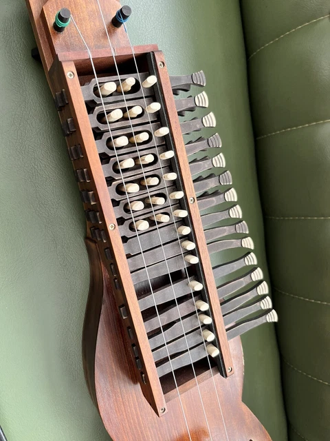 Nyckelharpa (instrument à cordes suédois) 6