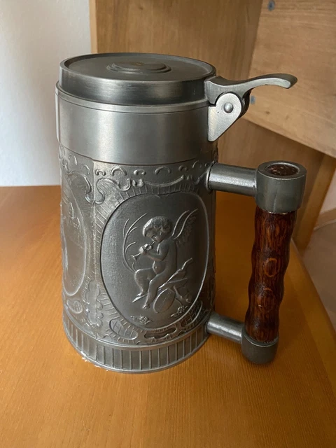 Zinnkrug mit Deckel und Griff zum Teil aus Holz, Engel-Motive, Zinnstempel