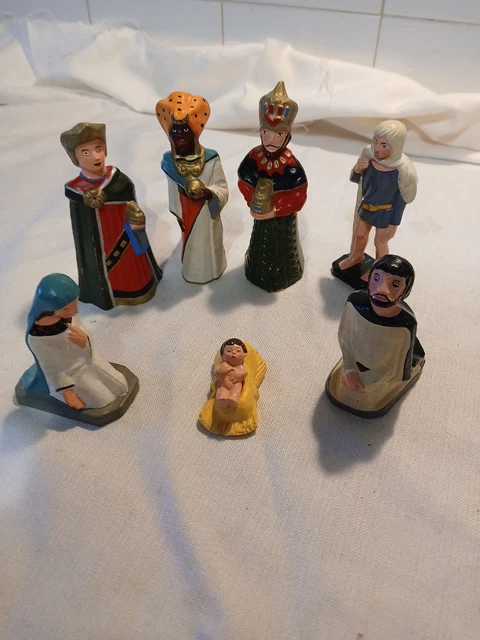 LOT DE 8 Anciens santons de Provence, hauteur 28 cm environ, signés