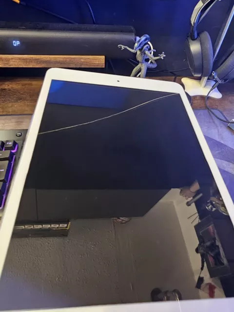 Apple iPad mini 1st Gen. 16GB, Wi-Fi, 7.9in - White & Silver NOTE CRACKED SCREEN
