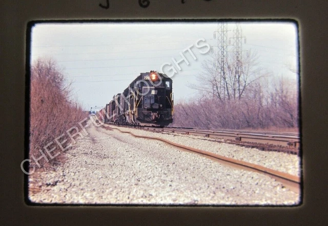 Original '76 Ektachrome Slide PC Penn Central 7981 GP38-2 PR2 action Adams 35S50