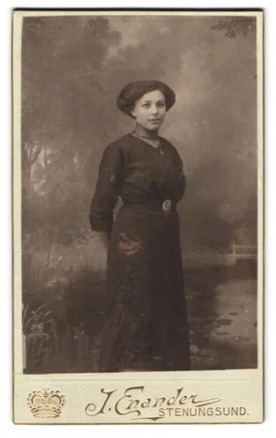 Fotografie J. Enander, Stenungsund, Portrait junge Dame im feinen Kleid vor ein