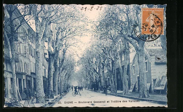 CPA Digne, Boulevard Gassendi et Théatre des Variétés 1923