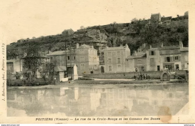 12051 cpa 86 Poitiers - La Rue de la Croix Rouge et les coteaux des Dunes