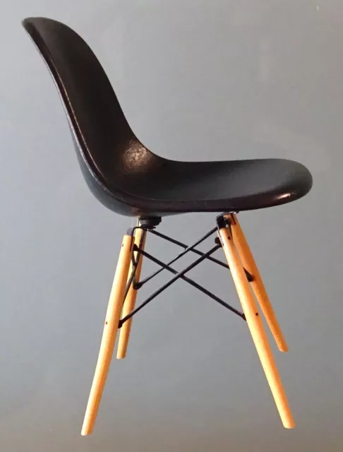 VITRA Design Miniatur, schöner Stuhl Eames DSW Chair, 1950, TOP Zustand SCHWARZ