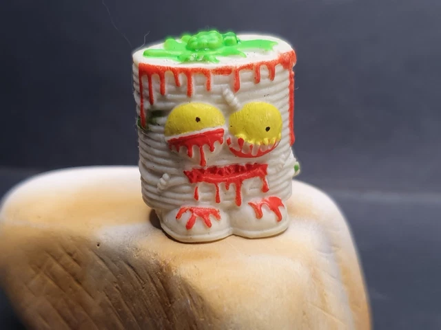 The Trash Pack Series 5 PUKE CAKES!