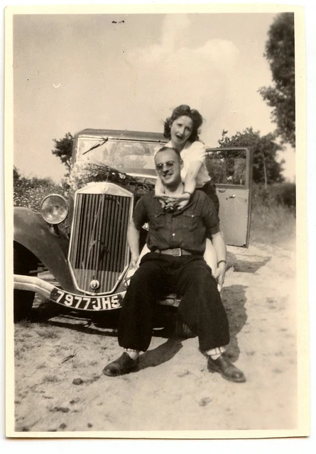 PARIS 17. Belle voiture ancienne devant Brasier Av de la Grande Armée