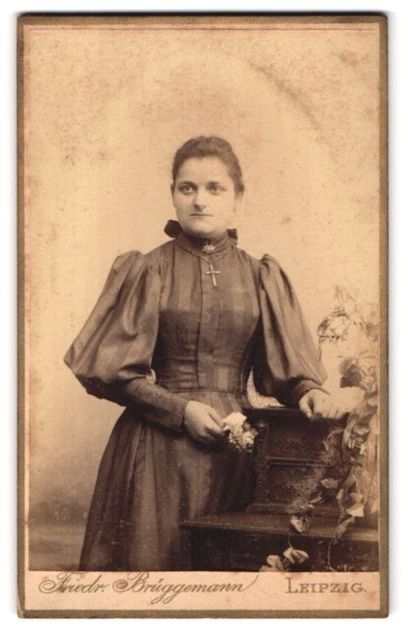 Fotografie Friedr. Brüggemann, Leipzig, Eisenbahnstr. 1, Portrait junge Dame im