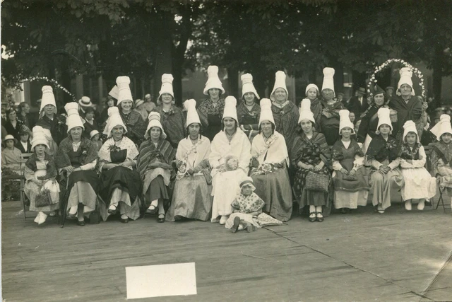 Carte Postale Ancienne Paris 7e - Groupe De Femmes Avec Noms Et Signatures