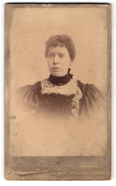 Fotografie Atelier Erna, Frankfurt a/M, Portrait Dame mit zusammengebundenem Ha