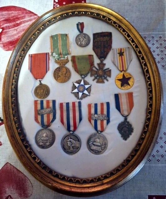 Lot De 7 Médailles Militaires Françaises – Période 1945 – Insignes Et Décorations
