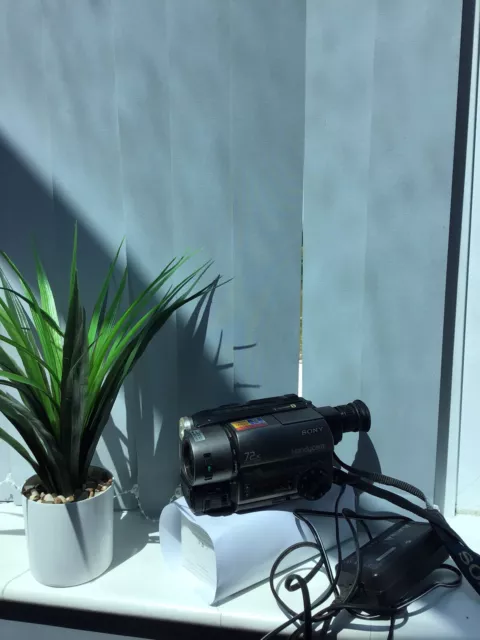 Sony Hi8 Handycam CCD-TR515E con caricabatterie e batteria testata e completamente funzionante.