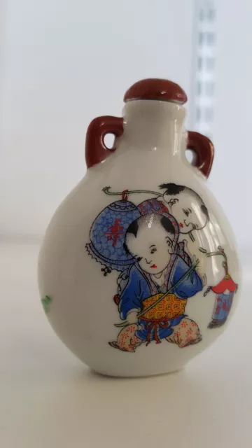 Japon - Superbe petite tabatière en porcelaine - décor d'enfants - signée