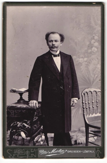Fotografie Otto Martin, Dresden-Löbtau, Portrait bürgerlicher Herr im Mantel mi
