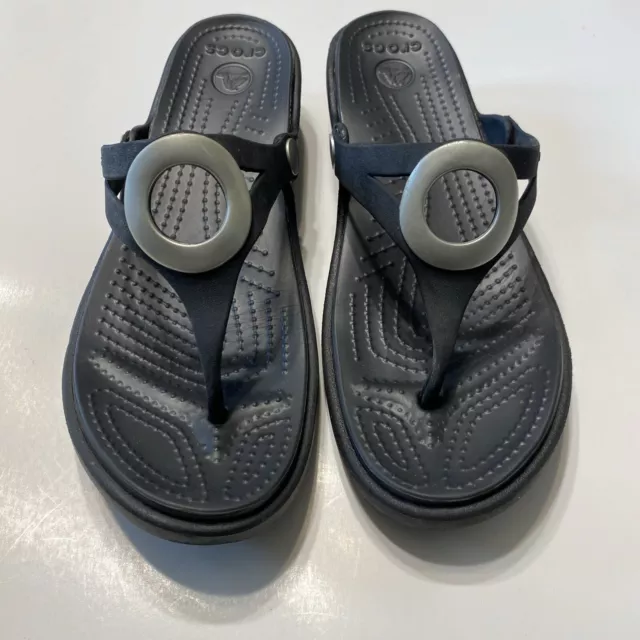 Crocs Sanrah Silver Circle Wedge Thong Sandal Women’s Size 10 Black Flip Flop