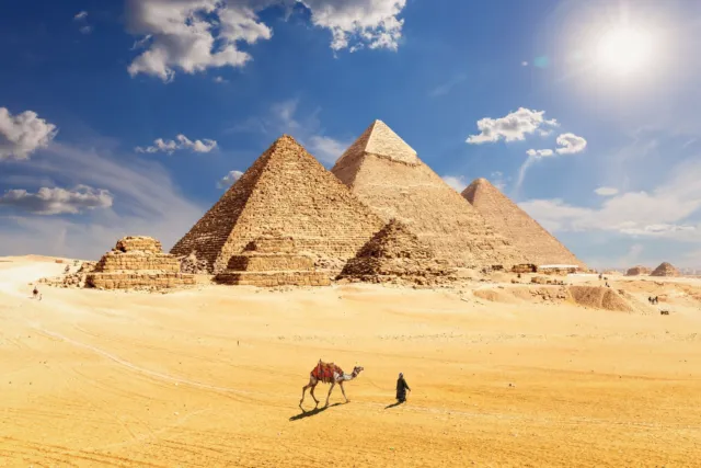 Berühmte Pyramiden von Ägypten und ein Beduine mit einem Kamel, Gizeh, Kairo (15