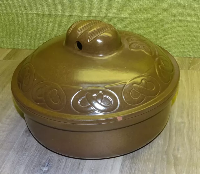 Omas alter Brottopf aus Keramik mit Deckel