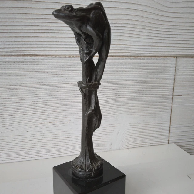 Leurre De Pêche Sur Glace Grenouille Taureau Articulée - Sculptée Et Peinte Par James Mead