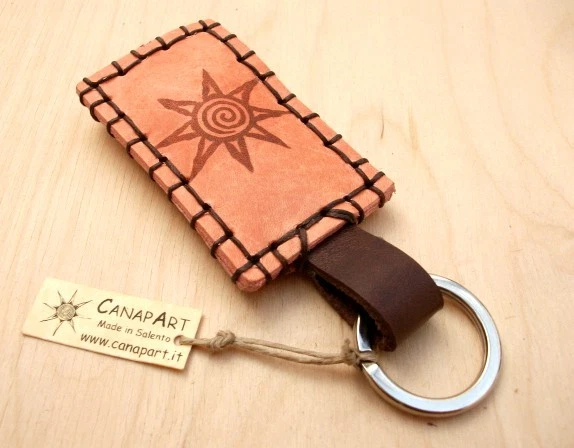 Portachiavi In Pelle Cucito A Mano – Design Unico E Colorato, Retro In Pelle Pieno Fiore. Misure 7,6 X 2,5 Cm. Regalo Artigianale Originale Per Ogni Occasione. - 2