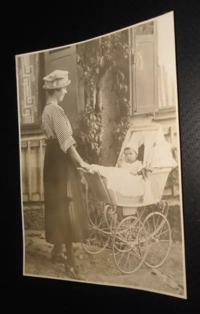 Altes Foto junge Frau mit Hut, Kinderwagen mit Kleinkind um 1920, Mode