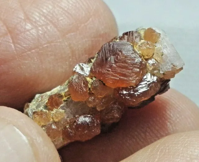 Grupo de cristales de granate espesartita natural de 17 quilates en albita...