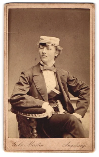 Fotografie Gebr. Martin, Augsburg, Bahnhofstr., Portrait junger Student im Anzu
