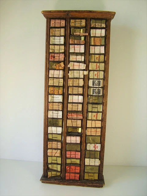 Antiker Apotheker Schrank mit Klebe Etiketten für Glas Flaschen vor 1945