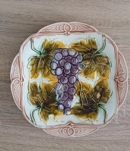 Broche Ancienne Art Déco Lucite Gravée Grappe De Raisin Et Feuilles De Vigne
