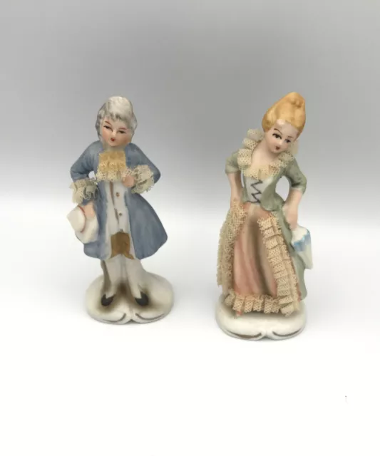 Figurines Jeune Femme Et Homme Bourgeois En PORCELAINE BISCUIT Et Dentelée 12 Cm