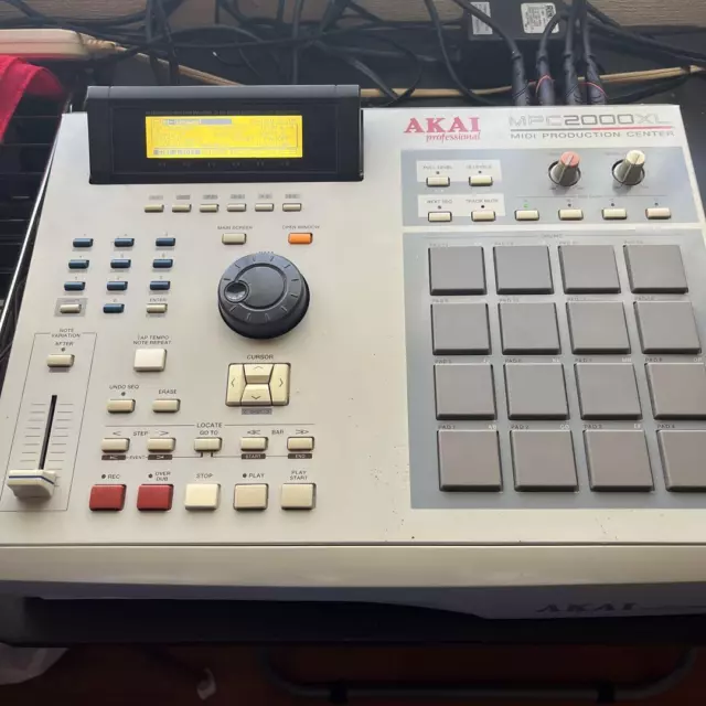 Akai Mpc 2000XL Midi Produktions Zentrum Sampler Sequenzer Drum Maschine