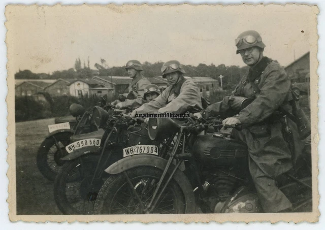 Orig. Foto Heer Kradmelder m. Motorrad Mantel in ROUEN Seine Frankreich 1942