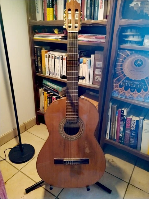 Guitare classique éléctro-acoustique. Bon état   + 2 jeux de cordes offerts.