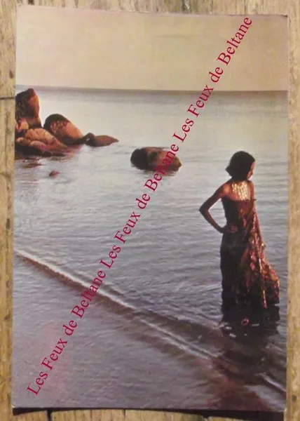 Carte postale vintage,seventies,  femme bord de mer  CPSM