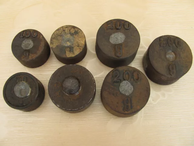 7x alte Gewichte Eisen 3x 100g; 4x 200g z.T. mit Eichmarken 1930-40ziger Jahre