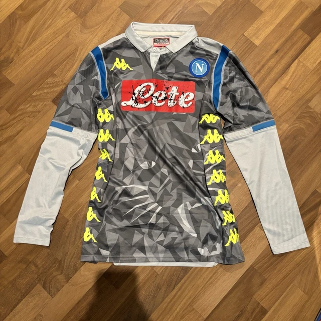 Le tre maglie del Napoli con lo Scudetto da Maradona a Di Lorenzo