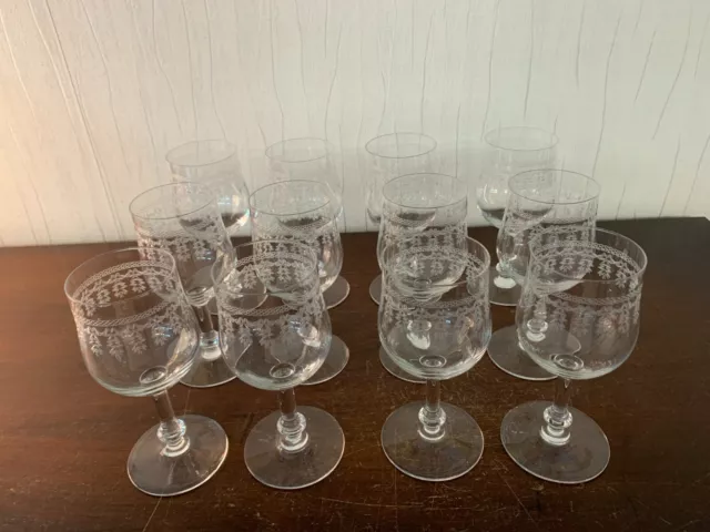 12 verres a vin gravé en cristal Baccarat ? (prix à la pièce)