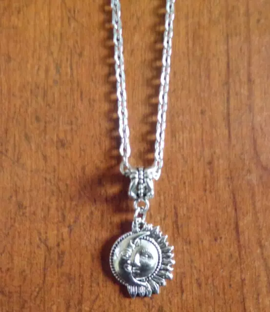 collier chaine argenté 46 cm avec pendentif soleil et lune 20 x 16 mm