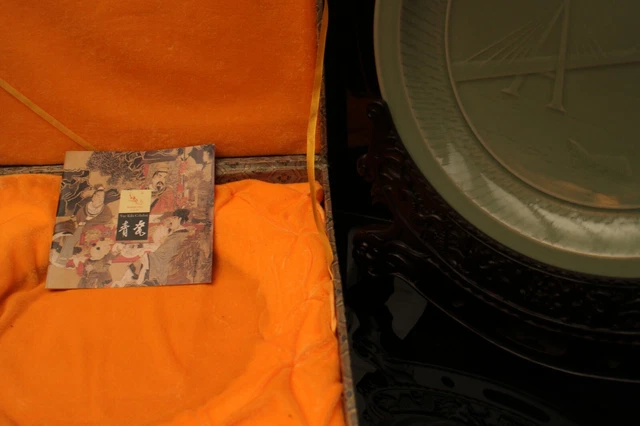 Grand plat au pont et support présentoir porcelaine Chine Cixi Yue Kiln Celadon 3