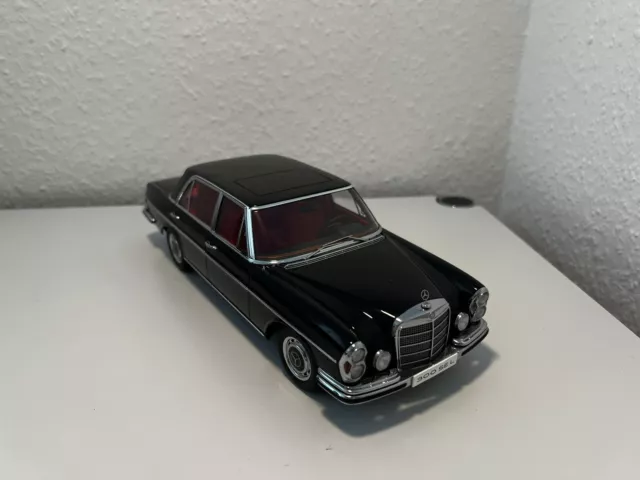 AUTOart 76140 1:18 Mercedes Benz 300 SEL (W109) 6.3 Liter 1970 Schwarz/Rot Rare