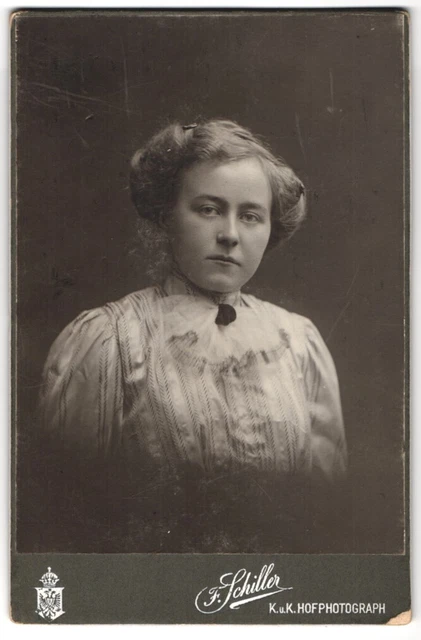 Fotografie F. Schiller, Wien, Mariahilferstraße 107, junge Frau im geschloßenen