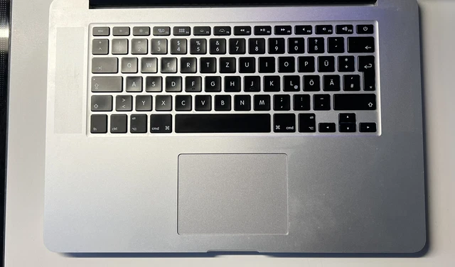 Apple MacBook Pro 15,4, 16 GB, 2,2 GHz i7 QuadCore i7, 250 GB unità di memoria a stato solido, Monterey 3