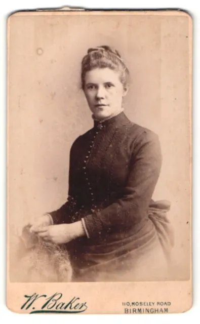 Fotografie W. Baker, Birmingham, Portrait hübsche Dame in zeitgenössischer Klei
