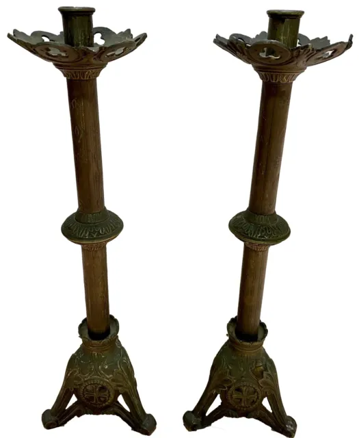 Antigua pareja de candelabros de iglesia de bronce. S. XIX. 47 cm.