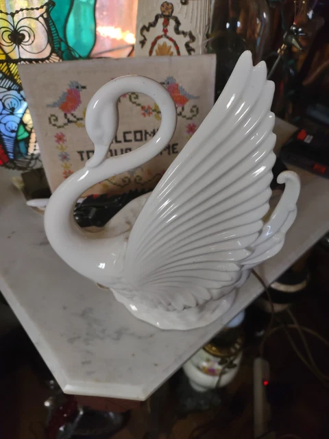 Vintage 1950's Maddux of California Ceramic White Swan TV Lamp