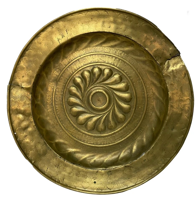 Antiguo plato petitorio o limosnas de bronce. S. XV. Nuremberg. Gótico