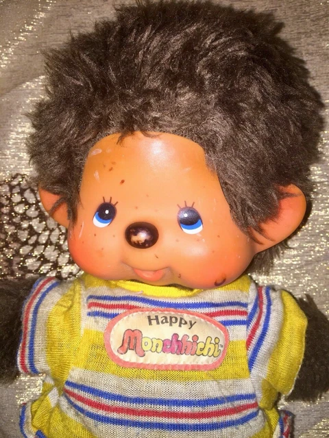 Sekiguchi 203864 - Monchhichi Originale Bambino con Salopette e Motivo Shiba Inu, Peluche di Circa 20 cm in Peluche Marrone
