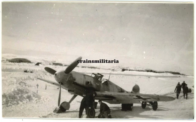 Orig. Foto Messerschmitt Bf 109 Flugzeug Wappen Flugplatz KIRKENES Norwegen 1943