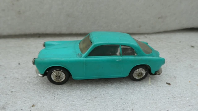 Ancienne Norev Alfa Romeo Sprint 1300 N°11 – Miniature 1/43 Jaune, Collection
