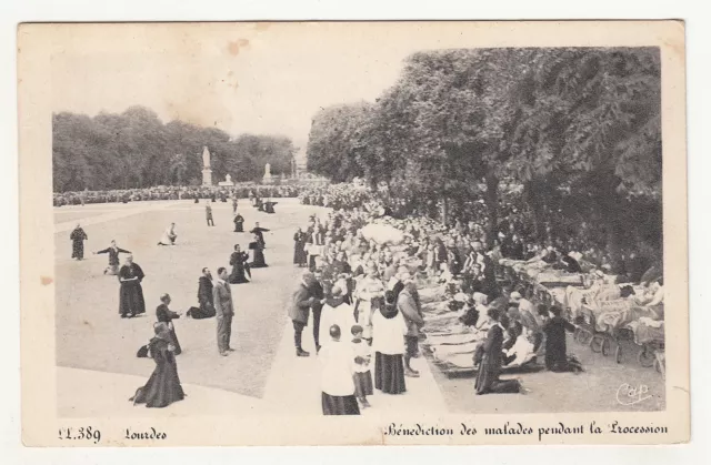 *** LOURDES - Bénédiction des malades pendant la Procession (animée) ** CPA 1606