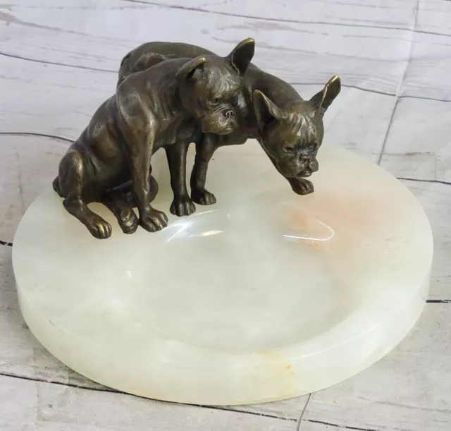 Art Deco Onice Posacenere Con Bronzo Miniatura Bulldog Cane Seduto Su Sua Orlo